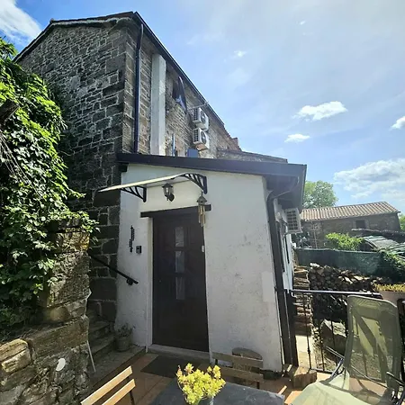 Casa Leonarda, Rustic Istrian Stone House, Nature, Peace And Hilltop Views, Near Motovun Dom wakacyjny Zamask